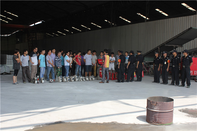 應(yīng)急消防演練，保車間安全生產(chǎn)