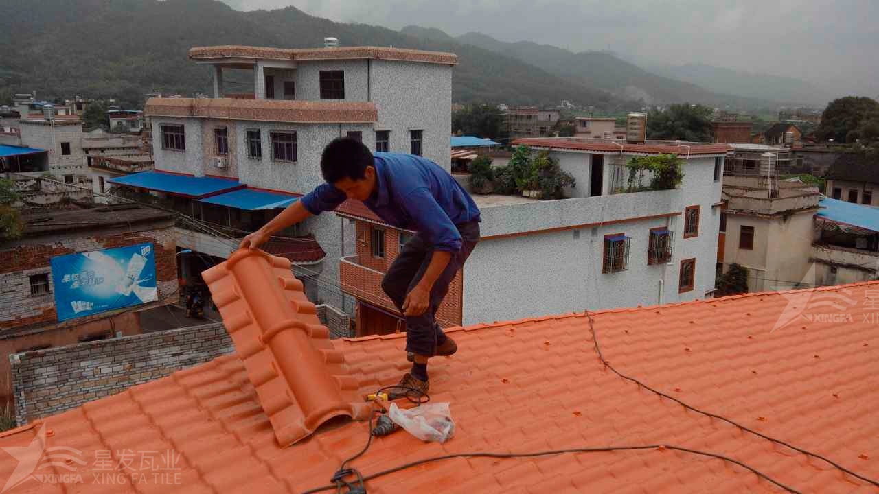 合成樹脂瓦與鐵皮瓦在性能和優(yōu)點(diǎn)上的區(qū)別和差異？